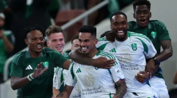 تحديد القنوات الناقلة لمباراة الشباب والأهلي في دوري روشن السعودي